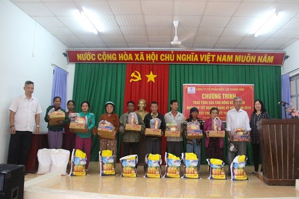 PC Khánh Hòa: Tặng hơn 1.100 xuất quà cho người nghèo và bệnh nhân nghèo - ảnh 1