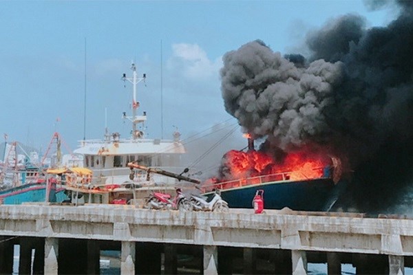 Khánh Hòa: Tàu sắt đột ngột bốc cháy, toàn bộ khoang tàu bị thiêu rụi - ảnh 1