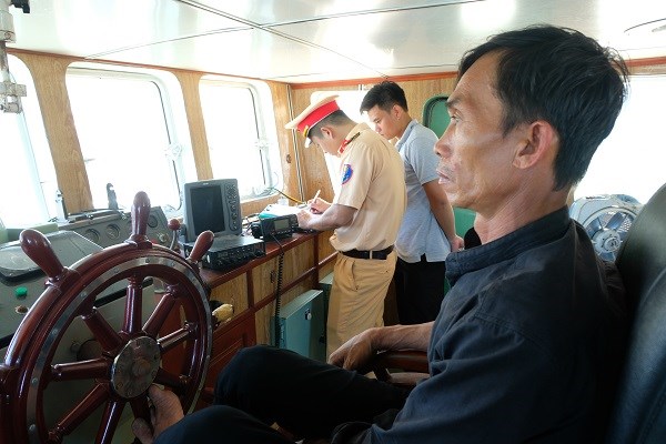 Khánh Hòa: Tàu sắt đột ngột bốc cháy, toàn bộ khoang tàu bị thiêu rụi - ảnh 3