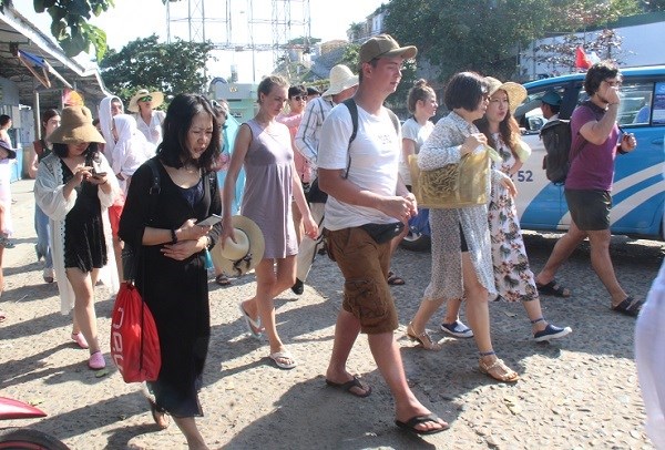 Khánh Hòa: Các điểm du lịch đông kín khách du xuân trong dịp Tết Kỷ Hợi - ảnh 13
