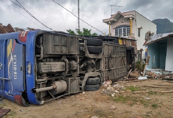 Vụ xe khách đâm vào nhà dân ở Khánh Hòa: Phó Thủ tướng chỉ đạo điều tra nguyên nhân tai nạn - ảnh 1