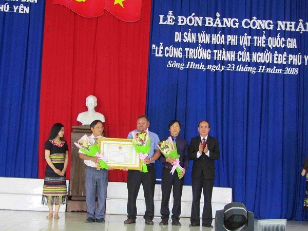 Đón bằng công nhận Lễ cúng trưởng thành của người Ê Đê Phú Yên là Di sản văn hóa phi vật thể quốc gia - ảnh 1