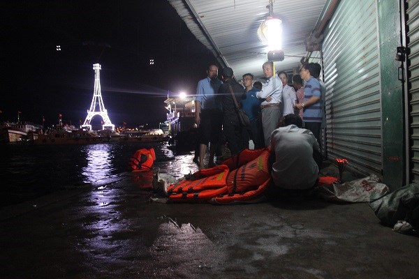 Khánh Hòa: Lật tàu chở khách du lịch ở vịnh Nha Trang, 3 người thương vong - ảnh 1