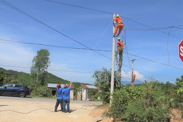 Khánh Hòa: 20 kỹ sư trẻ giúp đồng bào miền núi cải tạo hệ thống điện an toàn - ảnh 1