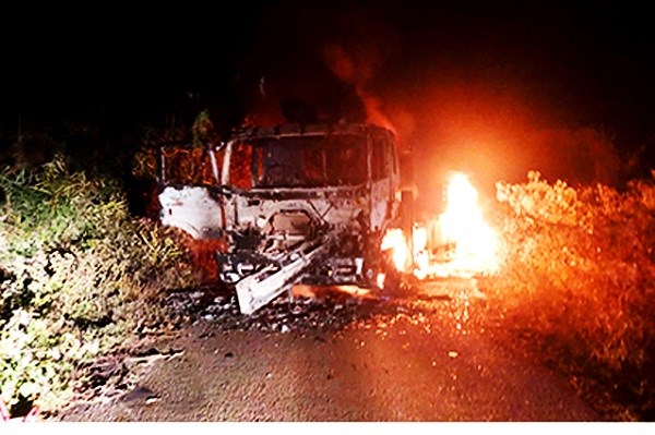Kon Tum:  Xe ô tô tải cháy rụi trong đêm giáng sinh - ảnh 1
