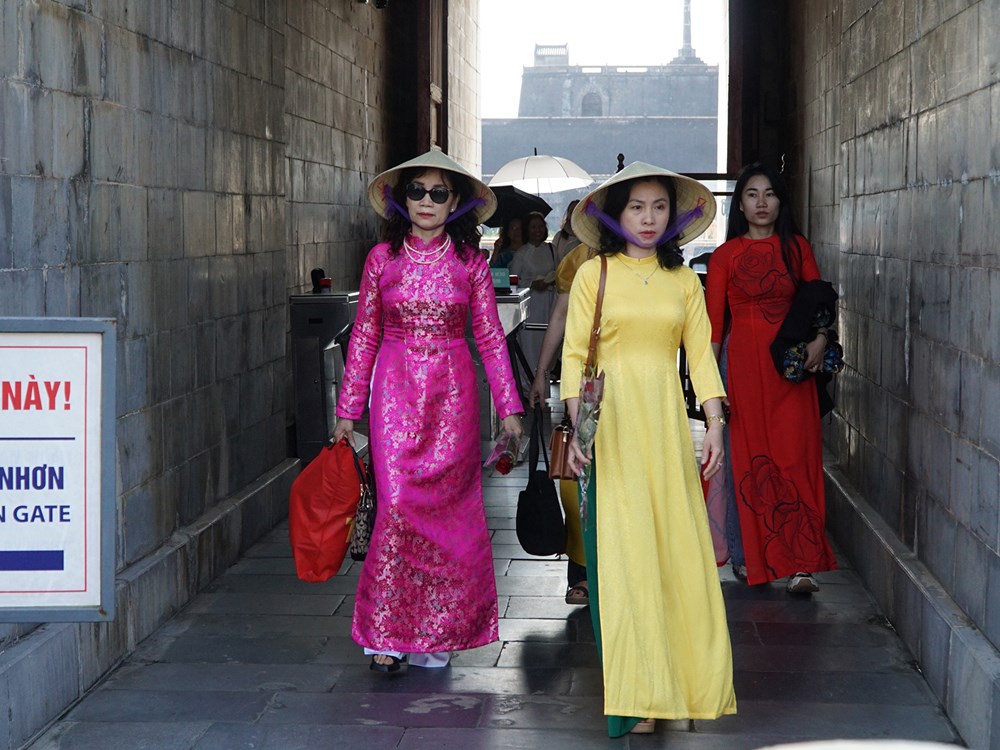 Đông đảo du khách mặc áo dài truyền thống tham quan di sản Huế - Anh 5