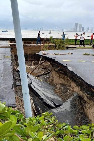 Đà Nẵng tan hoang, cả thành phố khẩn trương khắc phục thiệt hại sau mưa lũ - Anh 3