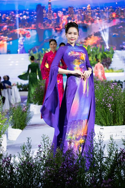 Bộ sưu tập áo dài của NTK Đỗ Trịnh Hoài Nam quảng bá du lịch Việt ra thế giới - Anh 4