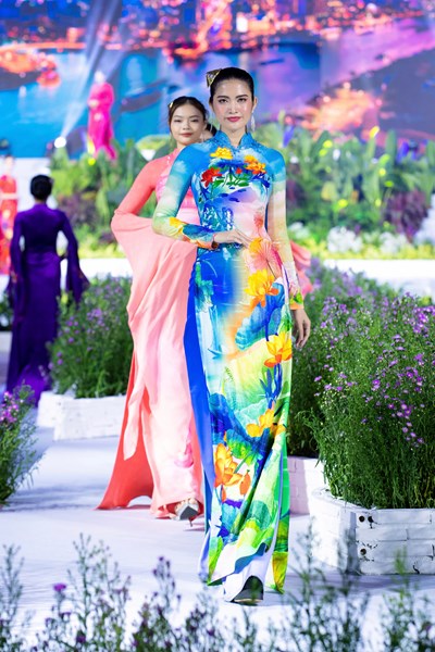 Bộ sưu tập áo dài của NTK Đỗ Trịnh Hoài Nam quảng bá du lịch Việt ra thế giới - Anh 1