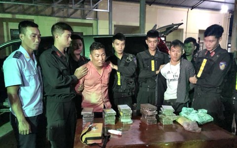 Hà Tĩnh: Bắt “nóng” 2 đối tượng người vận chuyển 30 bánh heroin, 6.000 ma túy tổng hợp - Anh 1