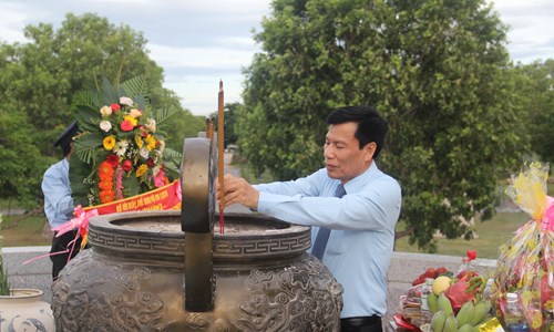 Bộ trưởng Nguyễn Ngọc Thiện dâng hương tri ân các anh hùng liệt sĩ tại Quảng Bình, Quảng Trị và Thừa Thiên Huế - Anh 8