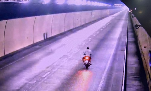 Truy tìm thanh niên cố tình chạy xe máy vào hầm đường bộ Hải Vân - Anh 1