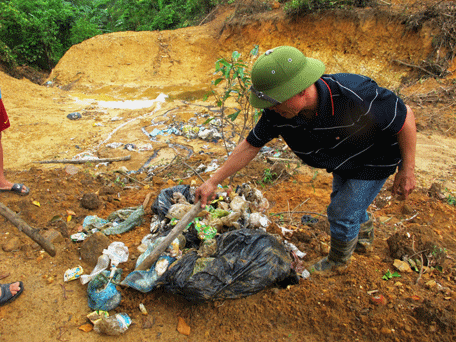 Hà Tĩnh: Chôn lấp rác thải y tế ở đất của… cán bộ văn phòng Đảng ủy xã - Anh 1
