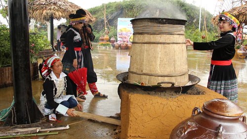 Đèn lồng, nón lá và câu chuyện làm du lịch văn hóa của Việt Nam - Anh 1
