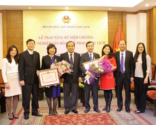 Trao kỷ niệm chương cho Đại sứ Việt Nam tại Anh và Slovakia - Anh 1