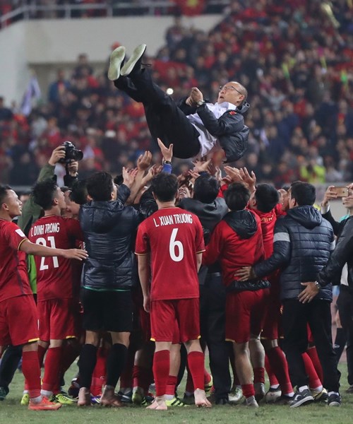 Thủ tướng trao cúp vô địch cho Đội tuyển Việt Nam - Anh 11