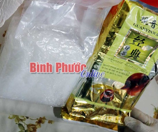 Bắt giữ hai đối tượng mang gần 1 kg ma túy đá từ TPHCM đến Bình Phước - Anh 1