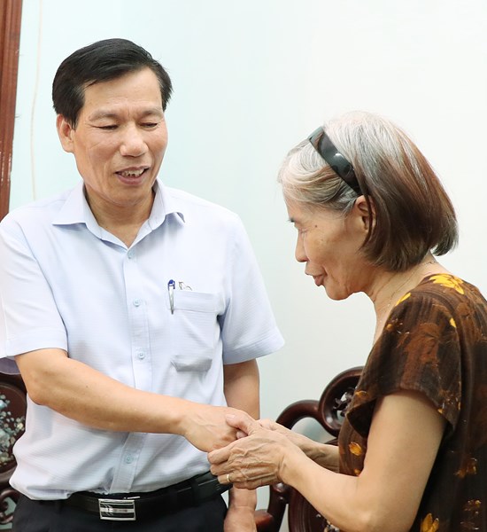 Bộ trưởng Nguyễn Ngọc Thiện gặp mặt con liệt sĩ và thăm gia đình liệt sĩ có thân nhân công tác tại Bộ VHTTDL - Anh 6