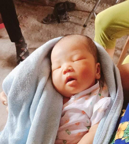Quảng Bình: Bé gái sơ sinh 10 ngày tuổi bị bỏ rơi trên cầu - Anh 1