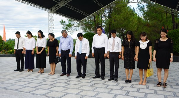 Bộ trưởng Nguyễn Ngọc Thiện dâng hương tri ân các anh hùng liệt sĩ tại Quảng Bình, Quảng Trị và Thừa Thiên Huế - Anh 3