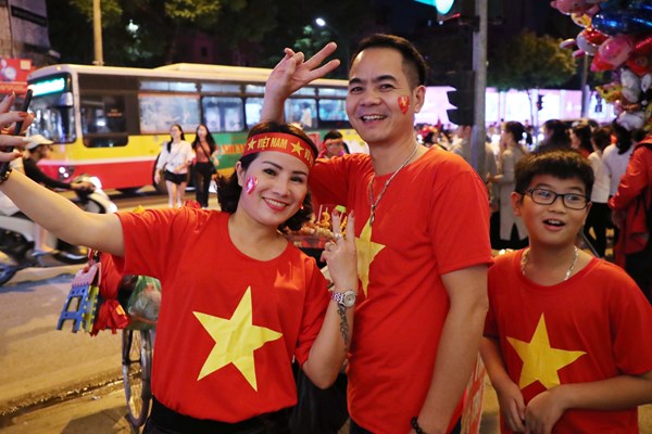 Hàng nghìn cổ động viên xuống đường mừng chiến thắng của tuyển Việt Nam - Anh 1