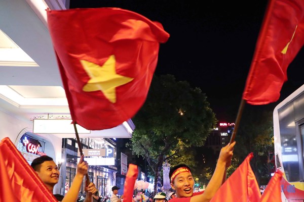 Hàng nghìn cổ động viên xuống đường mừng chiến thắng của tuyển Việt Nam - Anh 2