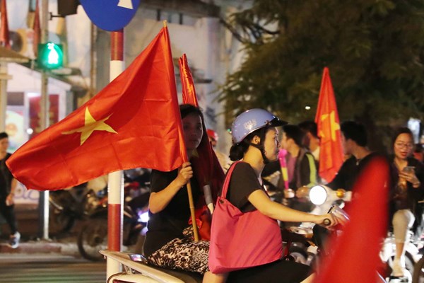 Hàng nghìn cổ động viên xuống đường mừng chiến thắng của tuyển Việt Nam - Anh 3