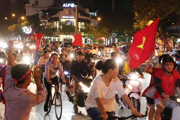 Hàng nghìn cổ động viên xuống đường mừng chiến thắng của tuyển Việt Nam - Anh 4