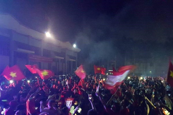 Hàng nghìn cổ động viên xuống đường mừng chiến thắng của tuyển Việt Nam - Anh 6