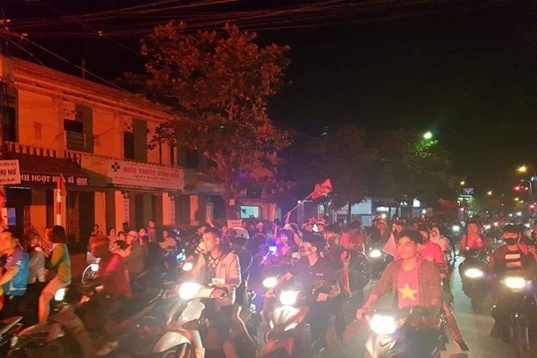 Hàng nghìn cổ động viên xuống đường mừng chiến thắng của tuyển Việt Nam - Anh 5
