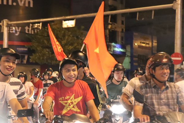 Hàng nghìn cổ động viên xuống đường mừng chiến thắng của tuyển Việt Nam - Anh 7