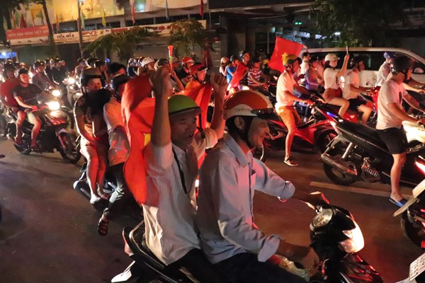 Hàng nghìn cổ động viên xuống đường mừng chiến thắng của tuyển Việt Nam - Anh 8