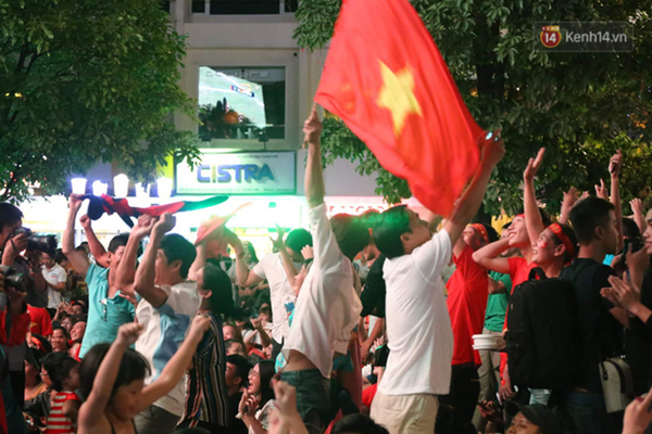 Hàng nghìn cổ động viên xuống đường mừng chiến thắng của tuyển Việt Nam - Anh 10