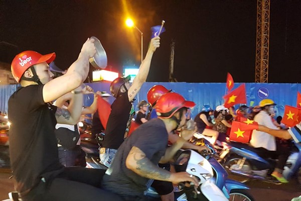 Hàng nghìn cổ động viên xuống đường mừng chiến thắng của tuyển Việt Nam - Anh 9