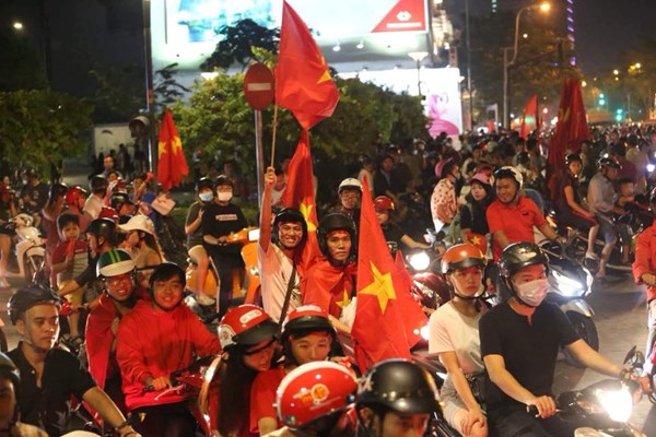Hàng nghìn cổ động viên xuống đường mừng chiến thắng của tuyển Việt Nam - Anh 11