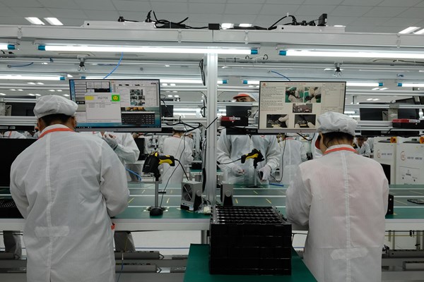 Khám phá nơi sản xuất điện thoại Vsmart hiện đại nhất Việt Nam - Anh 11
