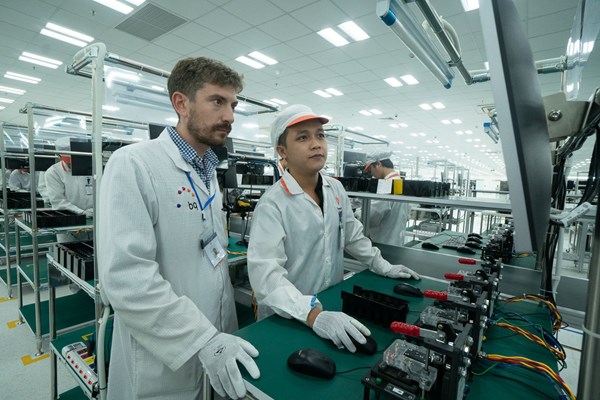 Khám phá nơi sản xuất điện thoại Vsmart hiện đại nhất Việt Nam - Anh 12