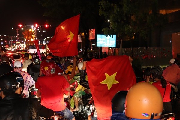 Cổ động viên xuống đường sau trận hòa của tuyển Việt Nam - Anh 3