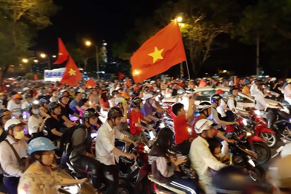 Cổ động viên xuống đường sau trận hòa của tuyển Việt Nam - Anh 6