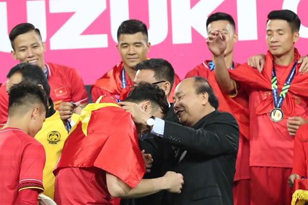 Thủ tướng trao cúp vô địch cho Đội tuyển Việt Nam - Anh 3
