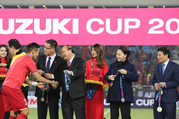 Thủ tướng trao cúp vô địch cho Đội tuyển Việt Nam - Anh 1