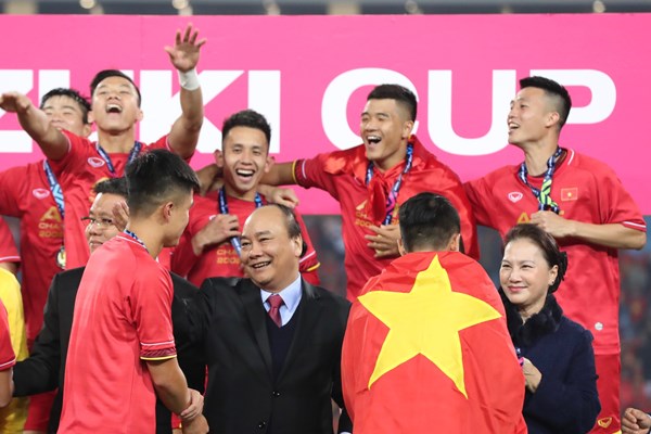 Thủ tướng trao cúp vô địch cho Đội tuyển Việt Nam - Anh 2