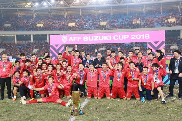 Thủ tướng trao cúp vô địch cho Đội tuyển Việt Nam - Anh 6