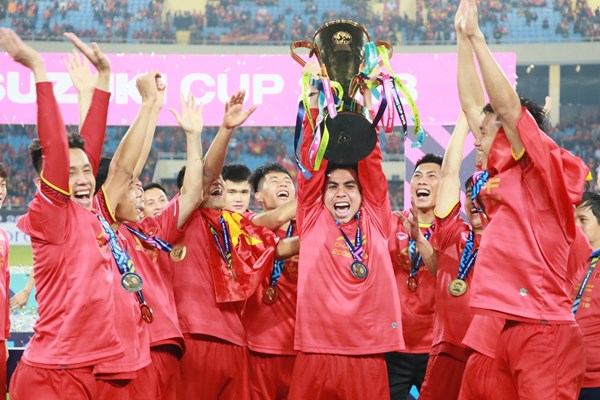 Thủ tướng trao cúp vô địch cho Đội tuyển Việt Nam - Anh 7