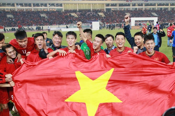 Thủ tướng trao cúp vô địch cho Đội tuyển Việt Nam - Anh 8