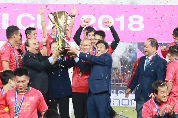 Thủ tướng trao cúp vô địch cho Đội tuyển Việt Nam - Anh 5