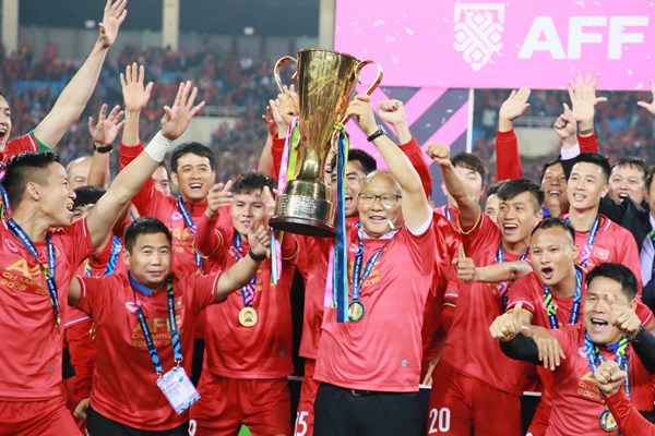 Thủ tướng trao cúp vô địch cho Đội tuyển Việt Nam - Anh 10