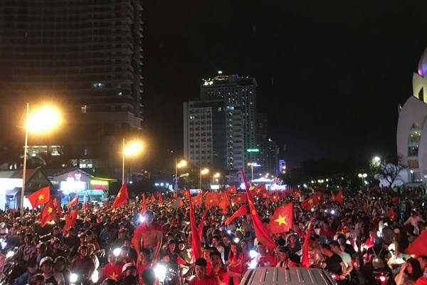 Hàng triệu người hâm mộ xuống đường chúc mừng đội tuyển Việt Nam - Anh 21