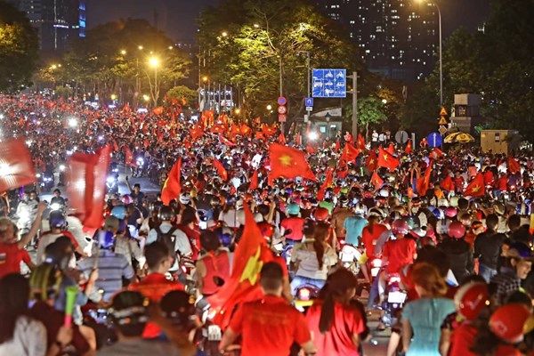 Hàng triệu người hâm mộ xuống đường chúc mừng đội tuyển Việt Nam - Anh 2