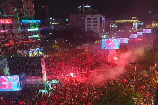 Hàng triệu người hâm mộ xuống đường chúc mừng đội tuyển Việt Nam - Anh 4